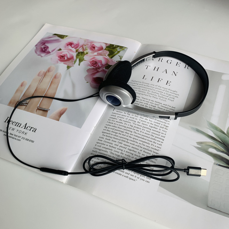 Vadu ausu uz galvu ar mikrofonu, 3.5 mm spraudnis, 1.2 m kabelis, frekvenču diapazons 20 Hz–20 kHz, svars 121 g