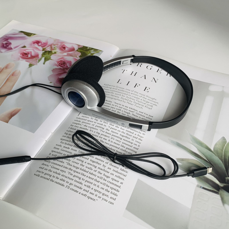 Vadu ausu uz galvu ar mikrofonu, 3.5 mm spraudnis, 1.2 m kabelis, frekvenču diapazons 20 Hz–20 kHz, svars 121 g