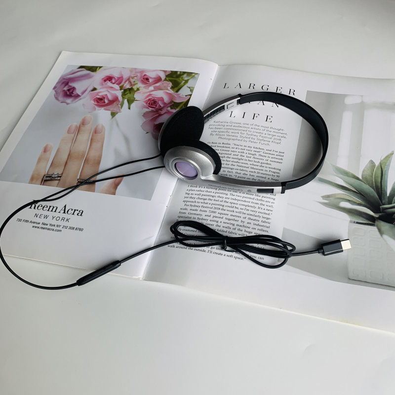 Vadu ausu uz galvu ar mikrofonu, 3.5 mm spraudnis, 1.2 m kabelis, frekvenču diapazons 20 Hz–20 kHz, svars 121 g