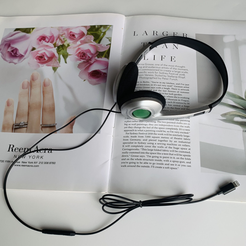 Vadu ausu uz galvu ar mikrofonu, 3.5 mm spraudnis, 1.2 m kabelis, frekvenču diapazons 20 Hz–20 kHz, svars 121 g