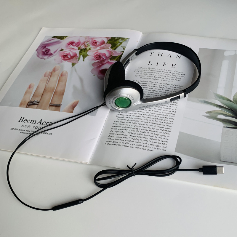 Vadu ausu uz galvu ar mikrofonu, 3.5 mm spraudnis, 1.2 m kabelis, frekvenču diapazons 20 Hz–20 kHz, svars 121 g