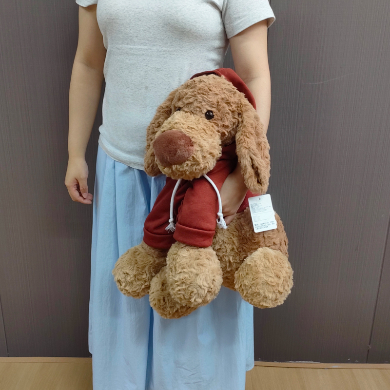 Kutya plüssjáték – lógó fülű, rövid plüss, PP pamut töltet, 7–14 éveseknek