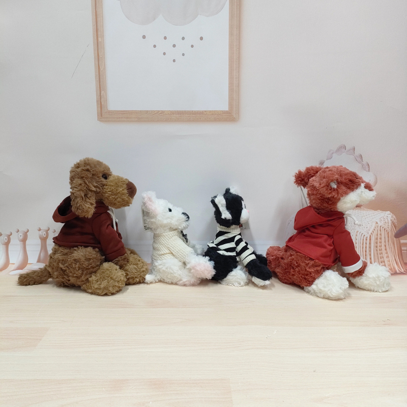 Kutya plüssjáték – lógó fülű, rövid plüss, PP pamut töltet, 7–14 éveseknek