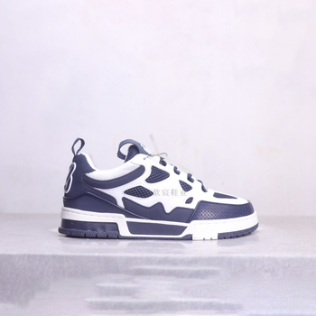 Kedai su apvalia nosimi, viršus iš natūralios odos, polka taškų raštas, žemas kulkšnies aukštis, gumos padas