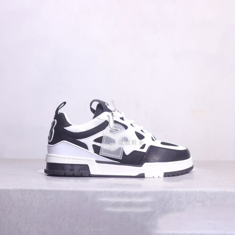 Kedai su apvalia nosimi, viršus iš natūralios odos, polka taškų raštas, žemas kulkšnies aukštis, gumos padas