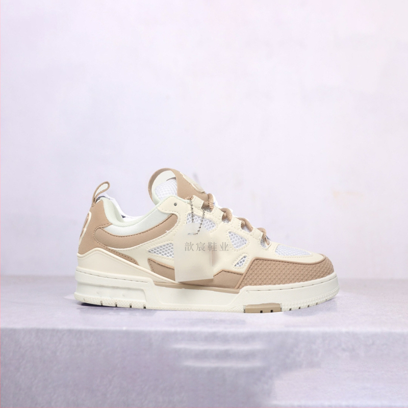 Kedai su apvalia nosimi, viršus iš natūralios odos, polka taškų raštas, žemas kulkšnies aukštis, gumos padas