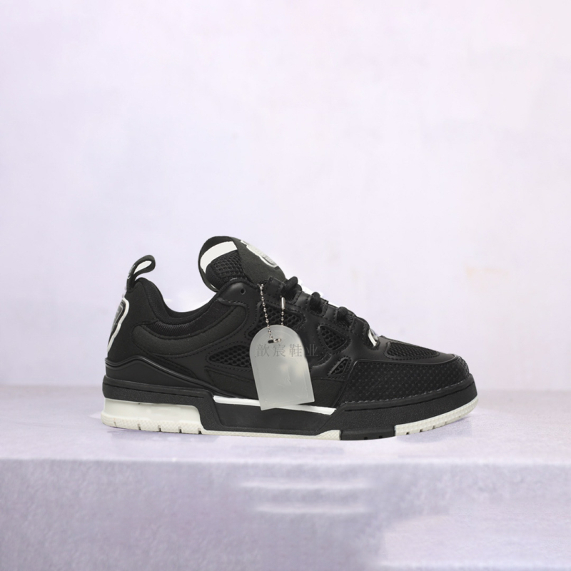 Kedai su apvalia nosimi, viršus iš natūralios odos, polka taškų raštas, žemas kulkšnies aukštis, gumos padas