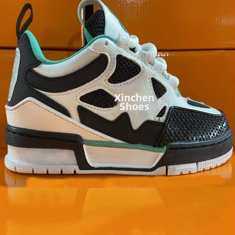 Kedai su apvalia nosimi, viršus iš natūralios odos, polka taškų raštas, žemas kulkšnies aukštis, gumos padas