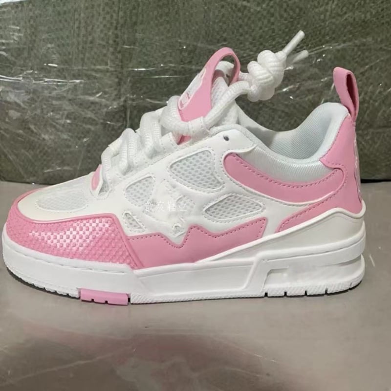 Kedai su apvalia nosimi, viršus iš natūralios odos, polka taškų raštas, žemas kulkšnies aukštis, gumos padas