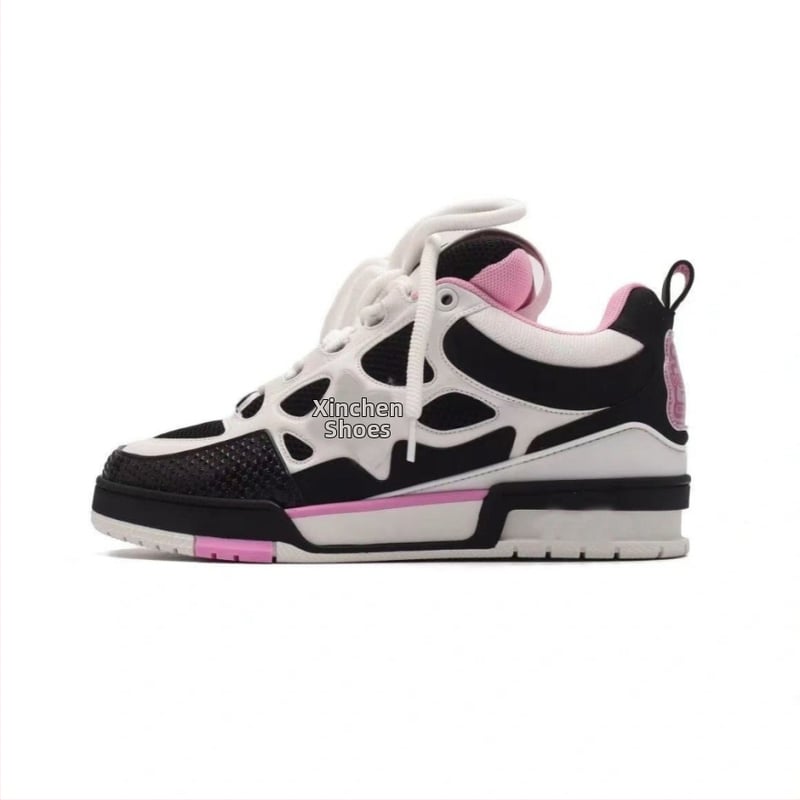 Kedai su apvalia nosimi, viršus iš natūralios odos, polka taškų raštas, žemas kulkšnies aukštis, gumos padas