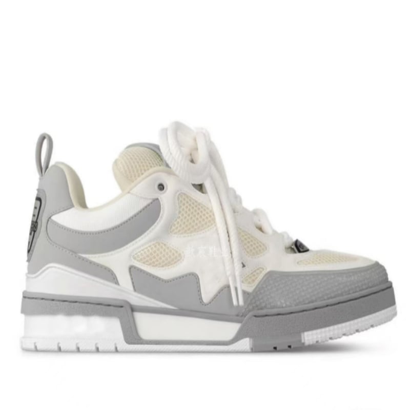 Kedai su apvalia nosimi, viršus iš natūralios odos, polka taškų raštas, žemas kulkšnies aukštis, gumos padas