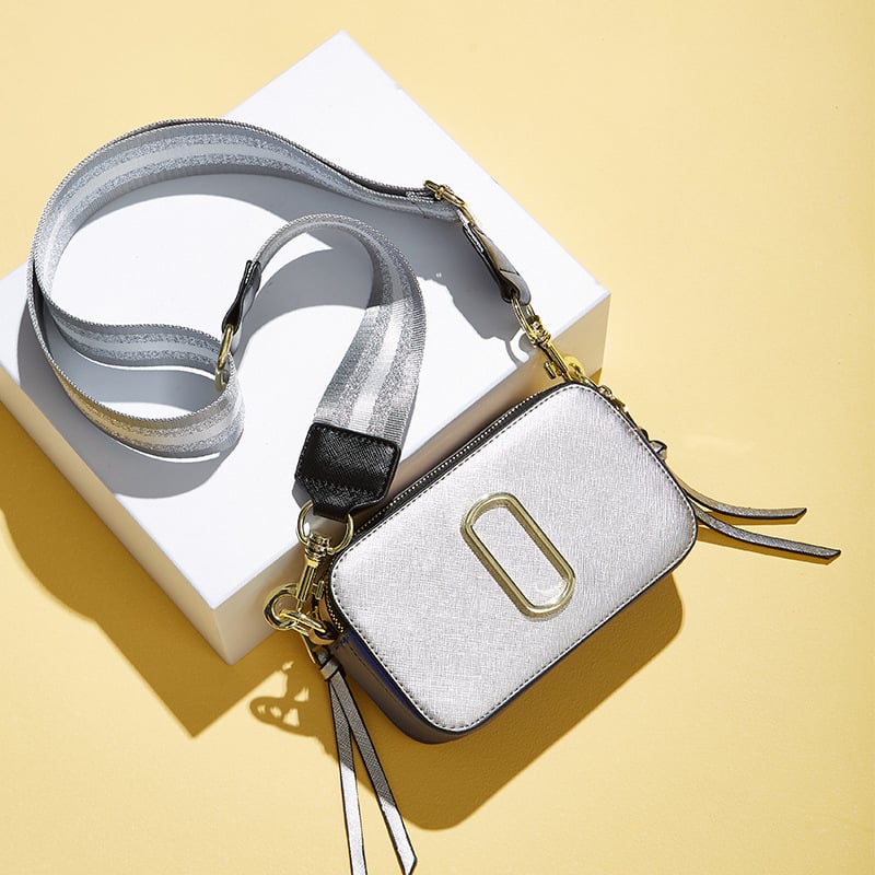 Geantă M pentru cameră – PU, mică geantă crossbody pătrată, curea lată, închidere cu fermoar, buzunar intern cu fermoar