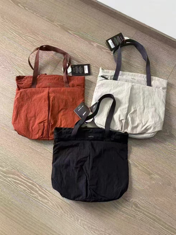 Nylon tote torba, gradski minimalistički stil, vodoravni kvadratni oblik, unutarnji džepovi sa zipom i džep za dokumente, otvoreni gornji dio, izdanje jeseni 2025