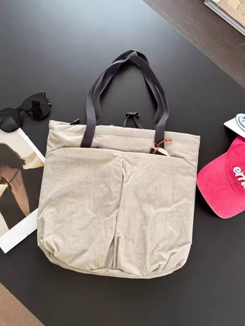 Nylon tote torba, gradski minimalistički stil, vodoravni kvadratni oblik, unutarnji džepovi sa zipom i džep za dokumente, otvoreni gornji dio, izdanje jeseni 2025