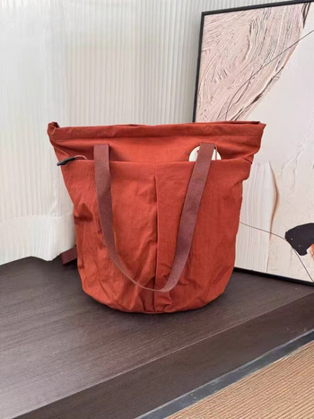 Nylon tote torba, gradski minimalistički stil, vodoravni kvadratni oblik, unutarnji džepovi sa zipom i džep za dokumente, otvoreni gornji dio, izdanje jeseni 2025