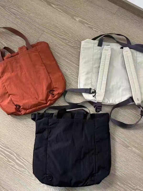 Nylon tote torba, gradski minimalistički stil, vodoravni kvadratni oblik, unutarnji džepovi sa zipom i džep za dokumente, otvoreni gornji dio, izdanje jeseni 2025