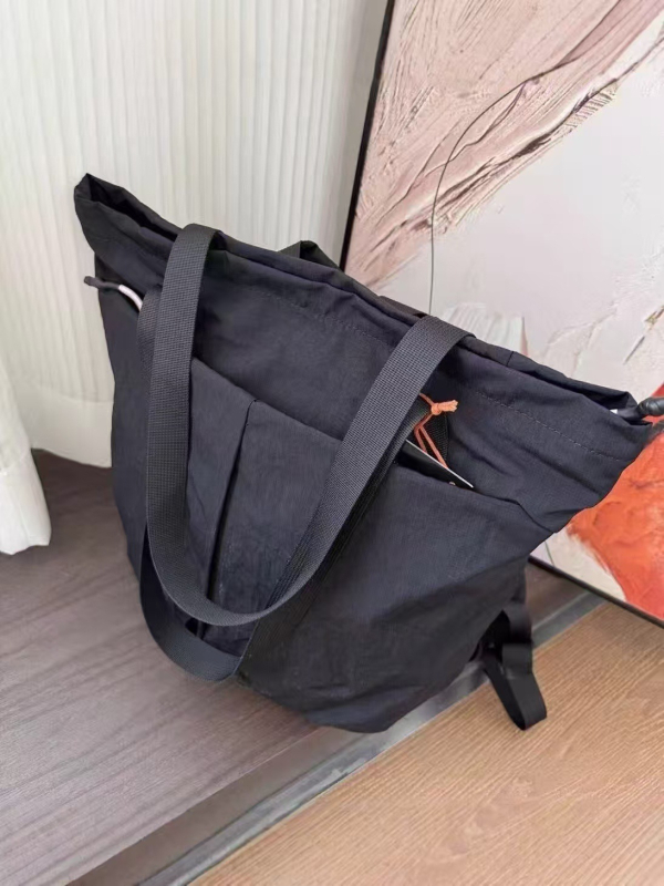 Nylon tote torba, gradski minimalistički stil, vodoravni kvadratni oblik, unutarnji džepovi sa zipom i džep za dokumente, otvoreni gornji dio, izdanje jeseni 2025