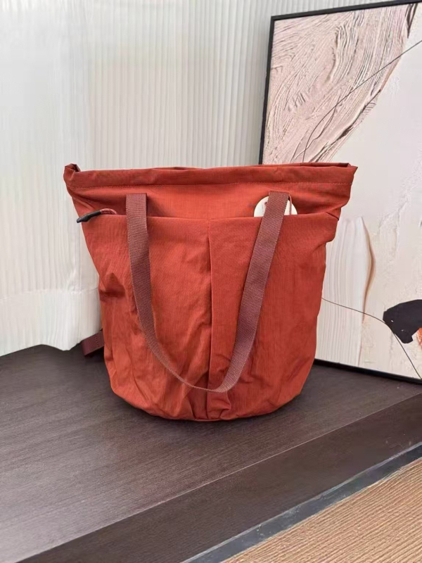 Nylon tote torba, gradski minimalistički stil, vodoravni kvadratni oblik, unutarnji džepovi sa zipom i džep za dokumente, otvoreni gornji dio, izdanje jeseni 2025