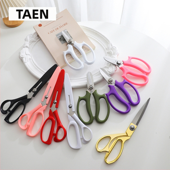 Gėlių žirklės – daugiafunkcinės žirklės gėlių įvyniojimui ir juostelių kirpimui; Prekės ženklas Tarn; Medžiaga: Kita; Nukrypimas: 1–2; Peržiūrėkite SKU