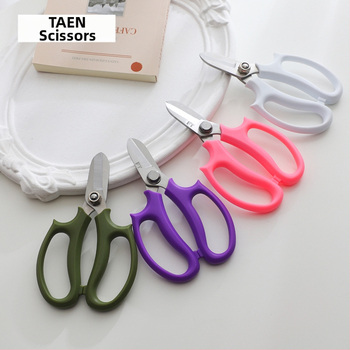 Gėlių žirklės – daugiafunkcinės žirklės gėlių įvyniojimui ir juostelių kirpimui; Prekės ženklas Tarn; Medžiaga: Kita; Nukrypimas: 1–2; Peržiūrėkite SKU