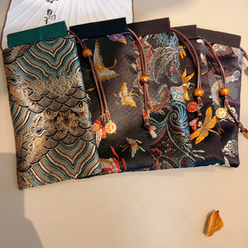 Crossbody mobiltelefon-táska irodalmi-nemzeti stílusban, selyem anyag, húzózárral záródó, poliészter bélés, nőknek