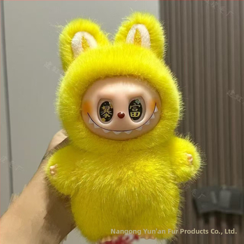 Ανώνυμο λούτρινο αρκουδάκι σε στυλ Totoro, με μάτια φραουλένια, γέμισμα PP βαμβάκι, κατάλληλο για ηλικίες 7–14.