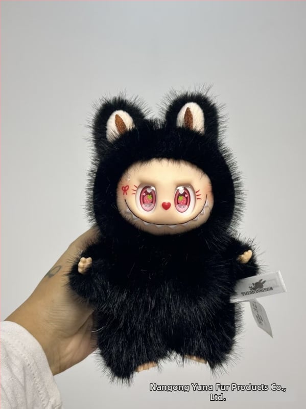 Ανώνυμο λούτρινο αρκουδάκι σε στυλ Totoro, με μάτια φραουλένια, γέμισμα PP βαμβάκι, κατάλληλο για ηλικίες 7–14.