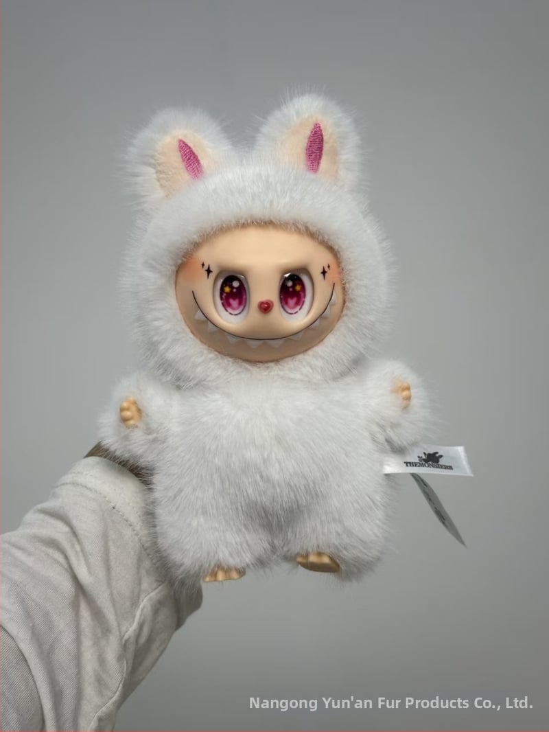 Ανώνυμο λούτρινο αρκουδάκι σε στυλ Totoro, με μάτια φραουλένια, γέμισμα PP βαμβάκι, κατάλληλο για ηλικίες 7–14.