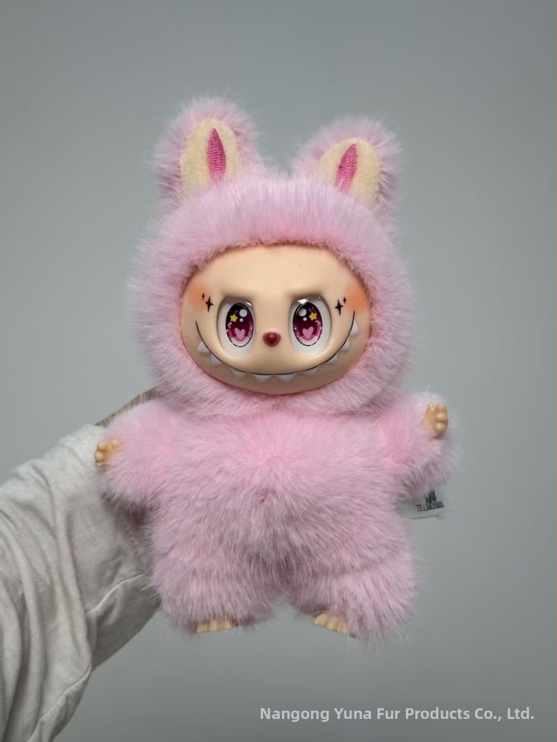 Ανώνυμο λούτρινο αρκουδάκι σε στυλ Totoro, με μάτια φραουλένια, γέμισμα PP βαμβάκι, κατάλληλο για ηλικίες 7–14.