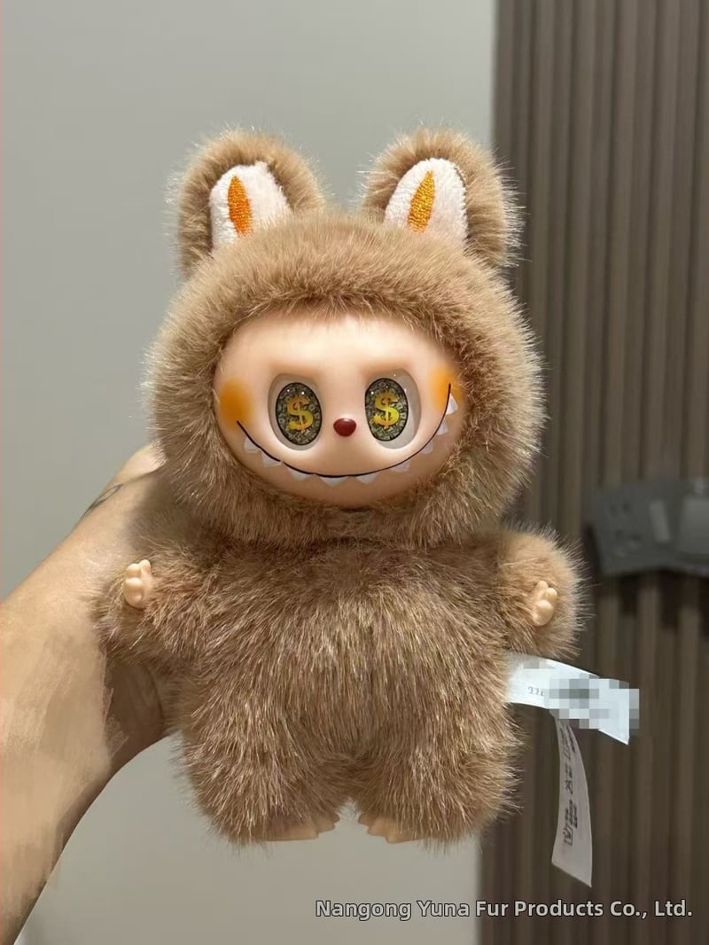 Ανώνυμο λούτρινο αρκουδάκι σε στυλ Totoro, με μάτια φραουλένια, γέμισμα PP βαμβάκι, κατάλληλο για ηλικίες 7–14.