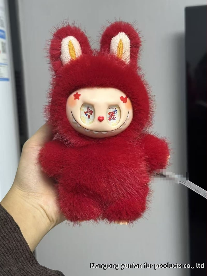 Ανώνυμο λούτρινο αρκουδάκι σε στυλ Totoro, με μάτια φραουλένια, γέμισμα PP βαμβάκι, κατάλληλο για ηλικίες 7–14.