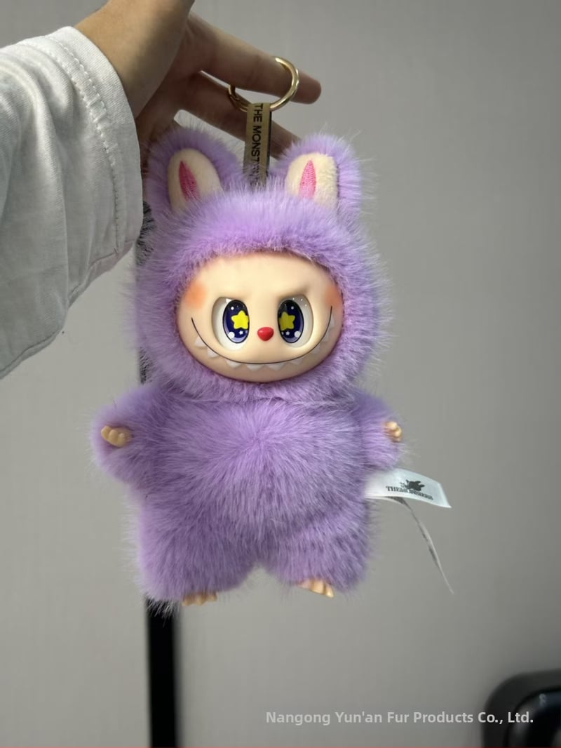 Ανώνυμο λούτρινο αρκουδάκι σε στυλ Totoro, με μάτια φραουλένια, γέμισμα PP βαμβάκι, κατάλληλο για ηλικίες 7–14.