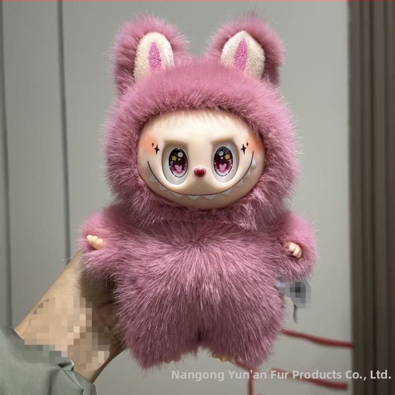 Ανώνυμο λούτρινο αρκουδάκι σε στυλ Totoro, με μάτια φραουλένια, γέμισμα PP βαμβάκι, κατάλληλο για ηλικίες 7–14.