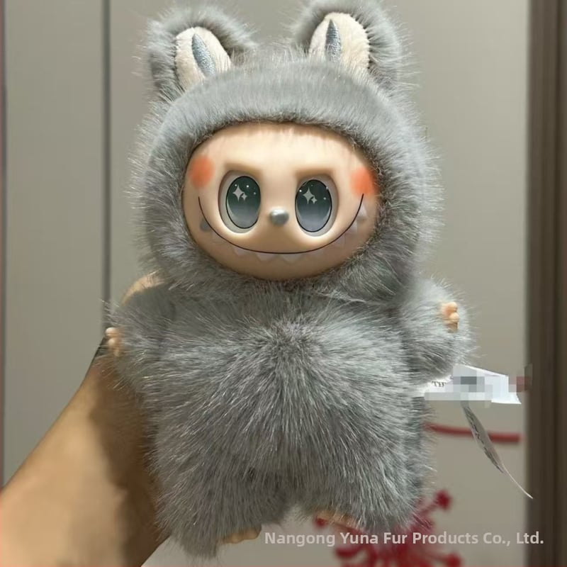 Ανώνυμο λούτρινο αρκουδάκι σε στυλ Totoro, με μάτια φραουλένια, γέμισμα PP βαμβάκι, κατάλληλο για ηλικίες 7–14.