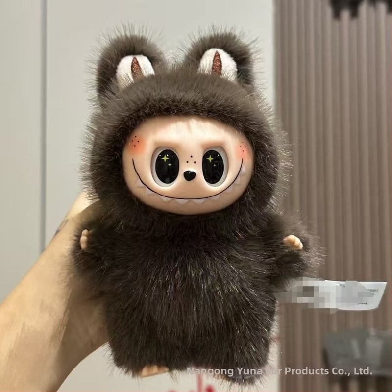 Ανώνυμο λούτρινο αρκουδάκι σε στυλ Totoro, με μάτια φραουλένια, γέμισμα PP βαμβάκι, κατάλληλο για ηλικίες 7–14.