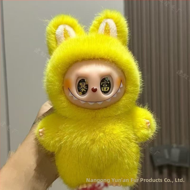Ανώνυμο λούτρινο αρκουδάκι σε στυλ Totoro, με μάτια φραουλένια, γέμισμα PP βαμβάκι, κατάλληλο για ηλικίες 7–14.