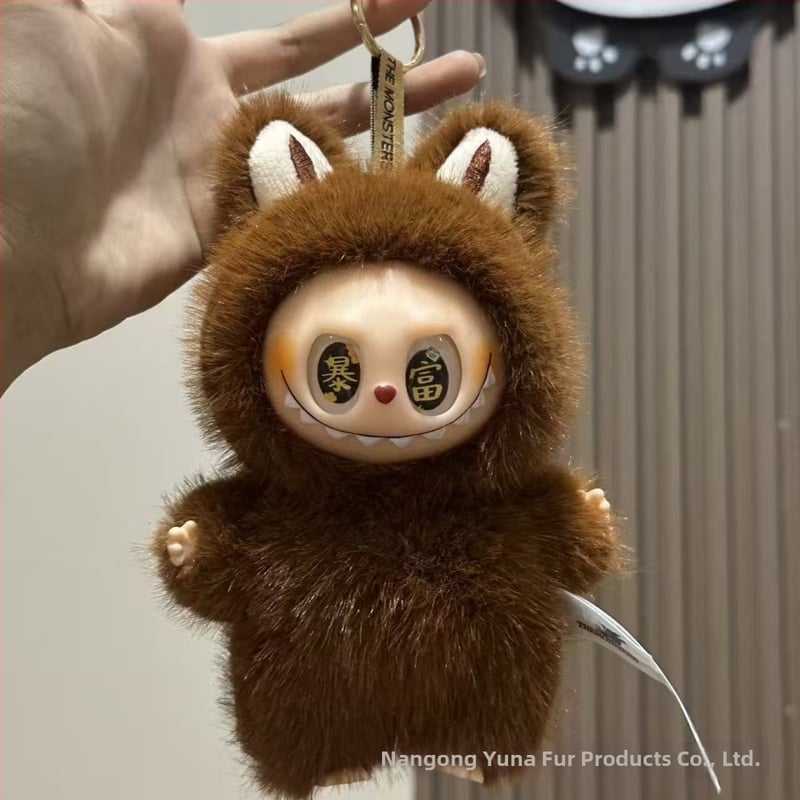 Ανώνυμο λούτρινο αρκουδάκι σε στυλ Totoro, με μάτια φραουλένια, γέμισμα PP βαμβάκι, κατάλληλο για ηλικίες 7–14.