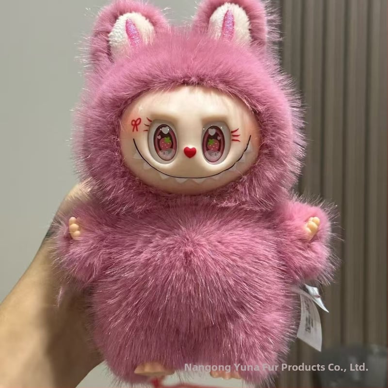 Ανώνυμο λούτρινο αρκουδάκι σε στυλ Totoro, με μάτια φραουλένια, γέμισμα PP βαμβάκι, κατάλληλο για ηλικίες 7–14.