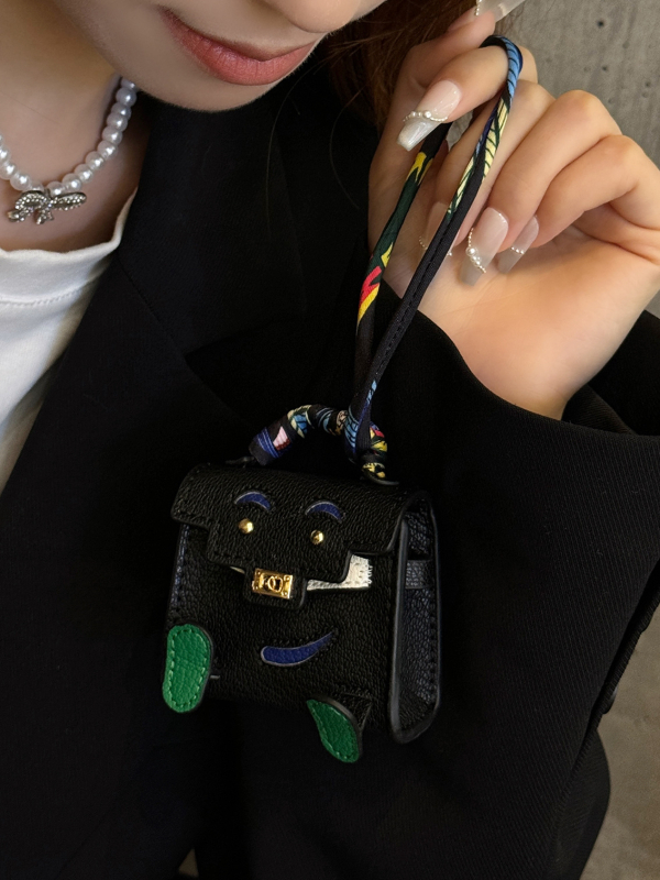 Ādas aizsargkārbiņa AirPods Pro 2 ar mini piekariņu karabīnei, karikatūru dizains, holster stils, daudzfunkcionāls, pārnēsājams; saderīgs ar Apple, OPPO, VIVO