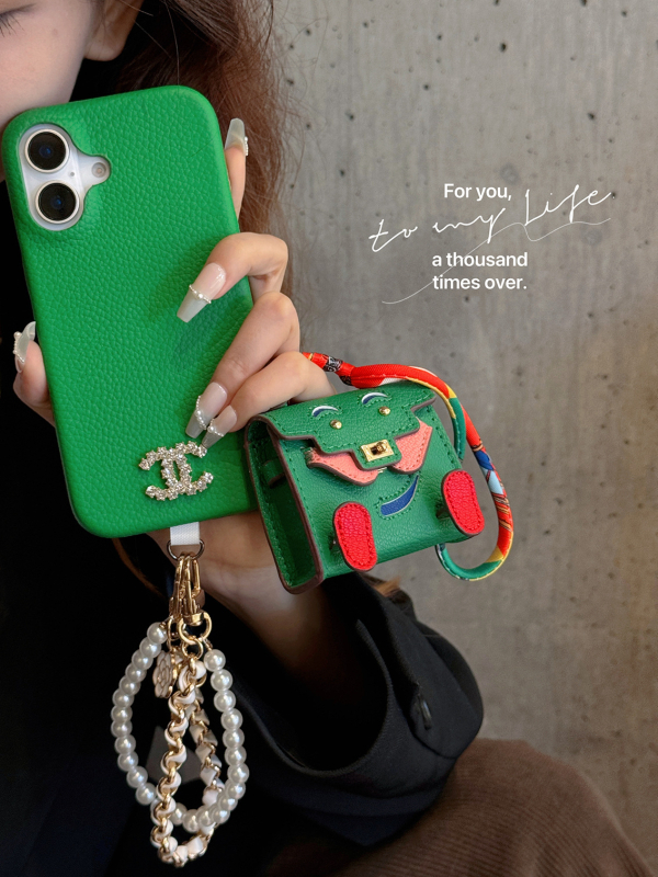 Ādas aizsargkārbiņa AirPods Pro 2 ar mini piekariņu karabīnei, karikatūru dizains, holster stils, daudzfunkcionāls, pārnēsājams; saderīgs ar Apple, OPPO, VIVO