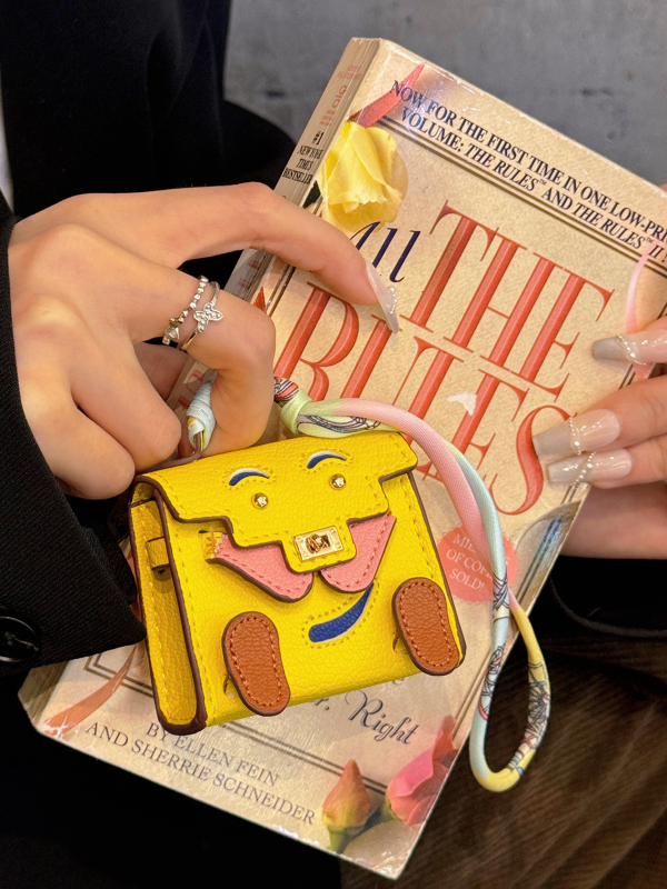 Ādas aizsargkārbiņa AirPods Pro 2 ar mini piekariņu karabīnei, karikatūru dizains, holster stils, daudzfunkcionāls, pārnēsājams; saderīgs ar Apple, OPPO, VIVO