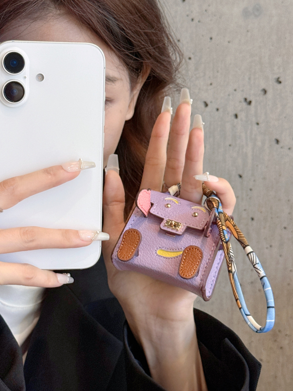 Ādas aizsargkārbiņa AirPods Pro 2 ar mini piekariņu karabīnei, karikatūru dizains, holster stils, daudzfunkcionāls, pārnēsājams; saderīgs ar Apple, OPPO, VIVO