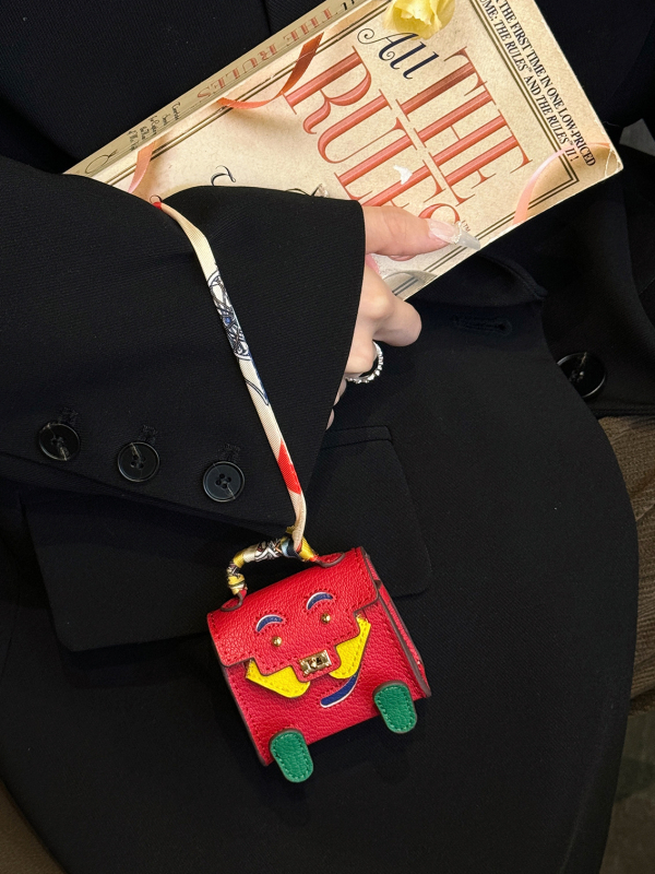 Ādas aizsargkārbiņa AirPods Pro 2 ar mini piekariņu karabīnei, karikatūru dizains, holster stils, daudzfunkcionāls, pārnēsājams; saderīgs ar Apple, OPPO, VIVO