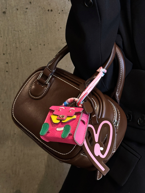 Ādas aizsargkārbiņa AirPods Pro 2 ar mini piekariņu karabīnei, karikatūru dizains, holster stils, daudzfunkcionāls, pārnēsājams; saderīgs ar Apple, OPPO, VIVO