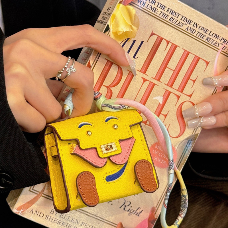 Ādas aizsargkārbiņa AirPods Pro 2 ar mini piekariņu karabīnei, karikatūru dizains, holster stils, daudzfunkcionāls, pārnēsājams; saderīgs ar Apple, OPPO, VIVO