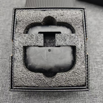 AirPods Pro 3 Кейс — Карбоново влакно, твърд корпус, печат с термопренос, съвместим с Apple