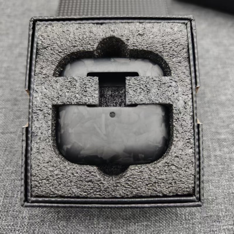 AirPods Pro 3 Кейс — Карбоново влакно, твърд корпус, печат с термопренос, съвместим с Apple