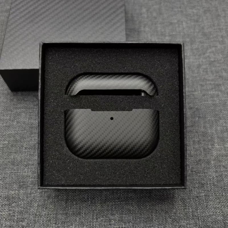 AirPods Pro 3 Кейс — Карбоново влакно, твърд корпус, печат с термопренос, съвместим с Apple