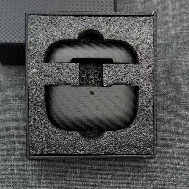 AirPods Pro 3 Кейс — Карбоново влакно, твърд корпус, печат с термопренос, съвместим с Apple