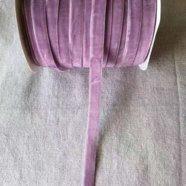 Bársonyszalag, egyoldalas, bolyhos felülettel, poliészter bársony